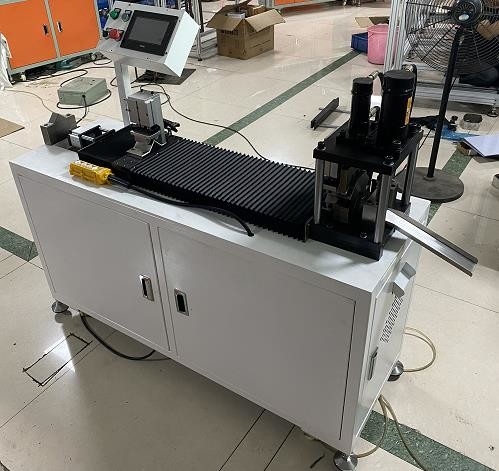 Mesin Pembuat Filter Udara 220V, Mesin Penekan Pneumatik Penutup Kartu 7pa